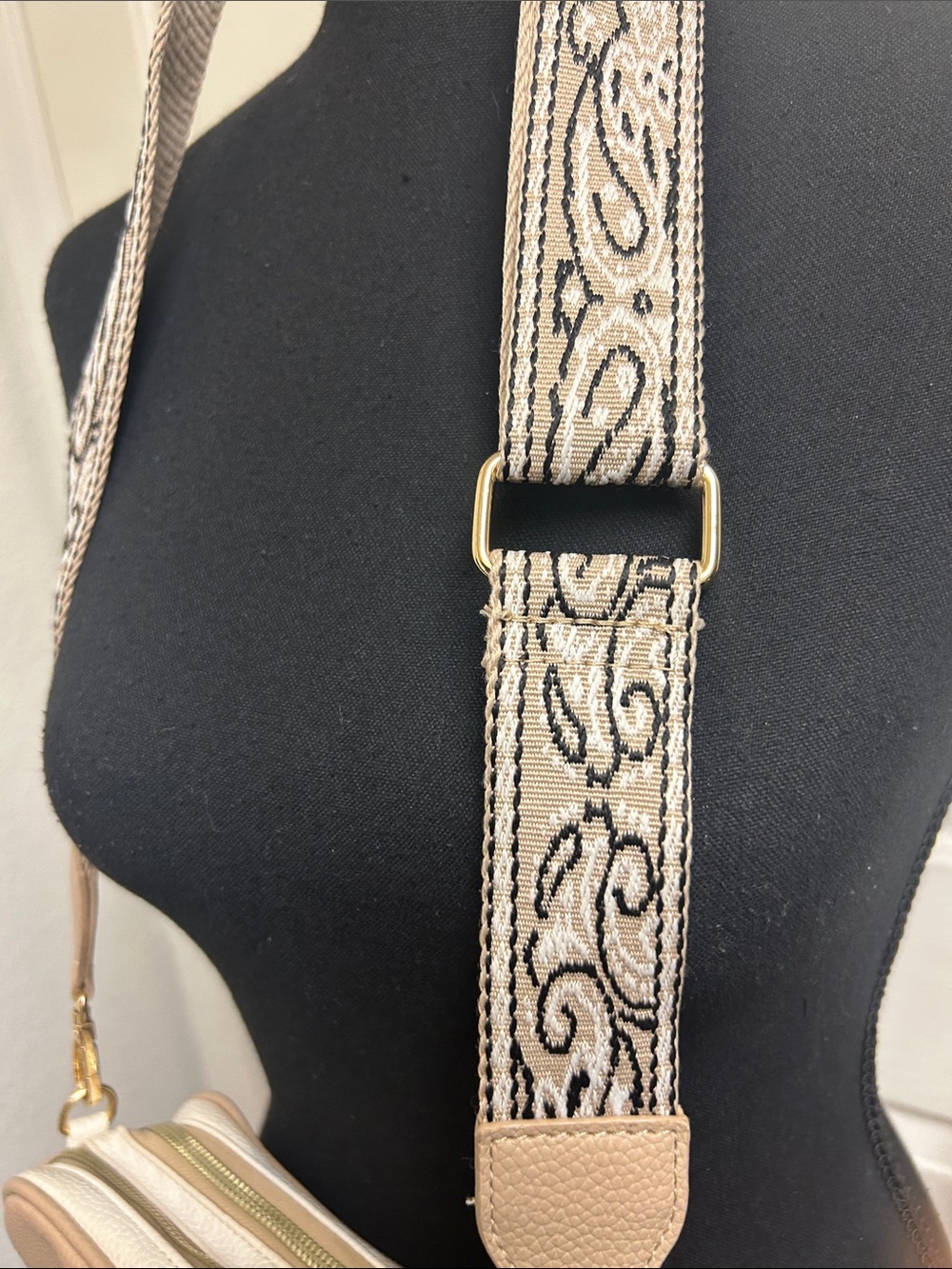 Like Dreams crossbody bag a pebbled vegan leather, guitar" style strap, Beige - Picture 6 of 11